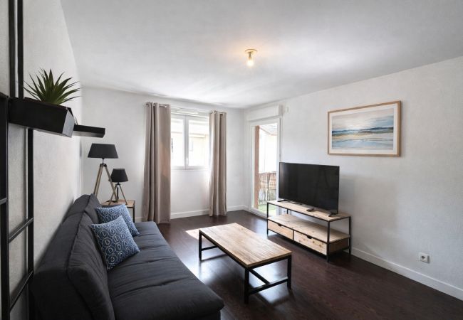 Apartment in Etrembières - M076 T2 Chaleureux avec balcon verdoyant