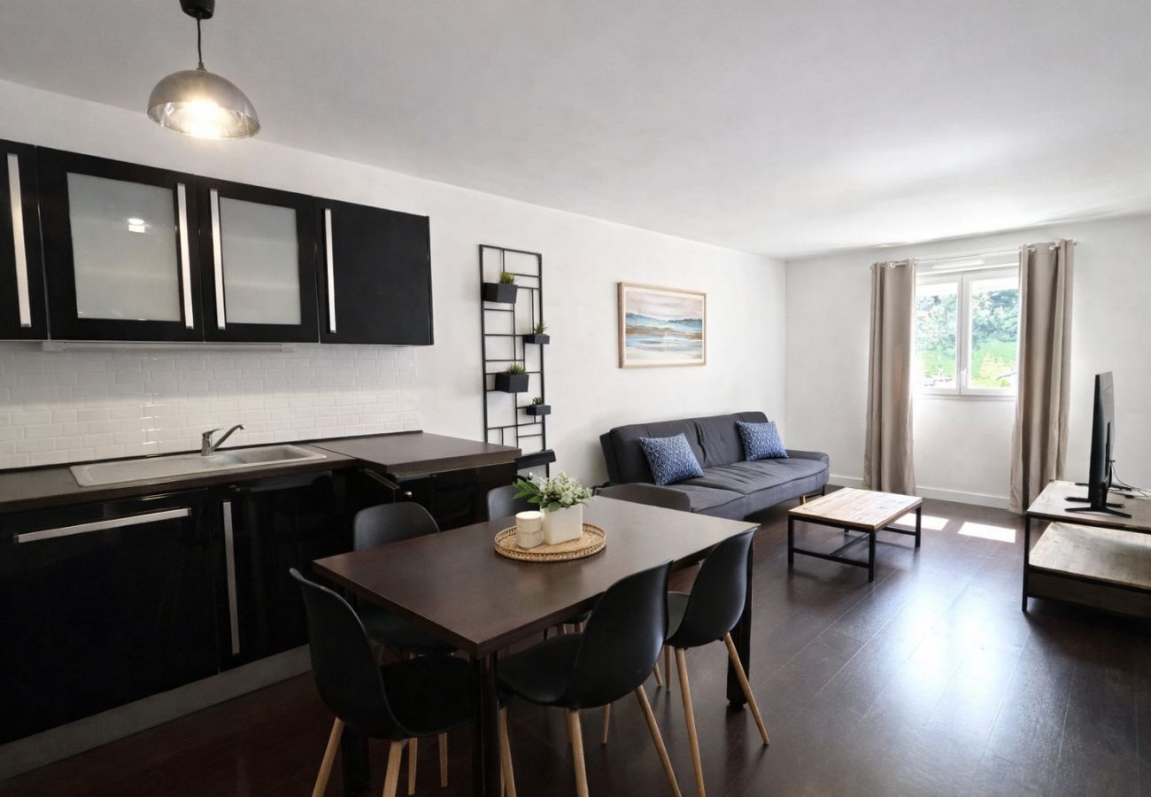 Apartment in Etrembières - M076 T2 Chaleureux avec balcon verdoyant