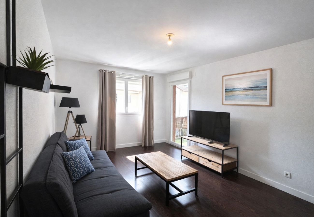 Apartment in Etrembières - M076 T2 Chaleureux avec balcon verdoyant