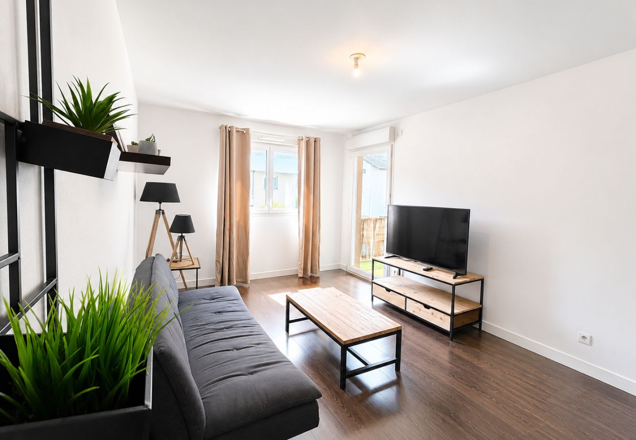 Apartment in Etrembières - M076 T2 Chaleureux avec balcon verdoyant
