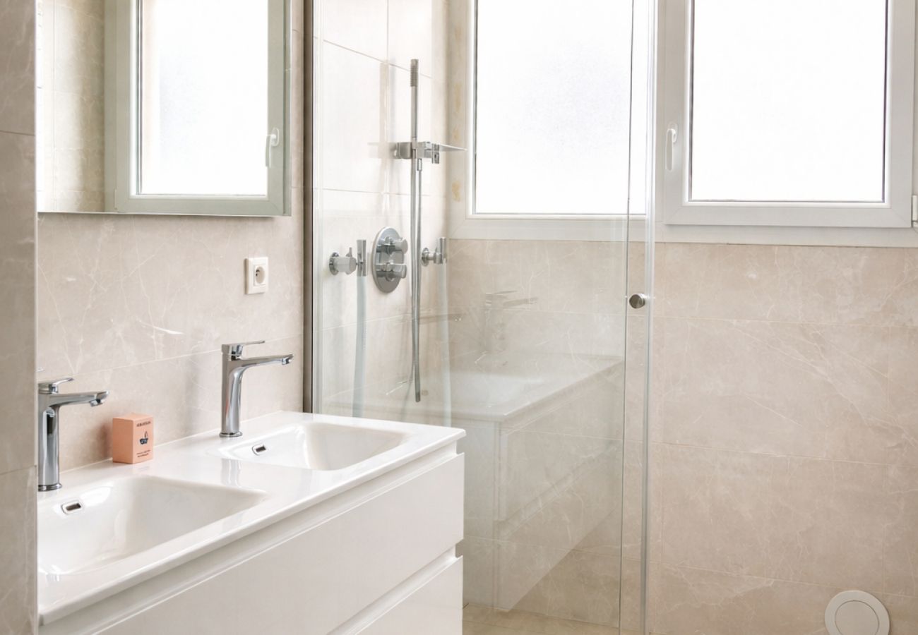 Appartement à Annemasse - M45 *Marquer* Grand T3 centre-ville avec balcons 