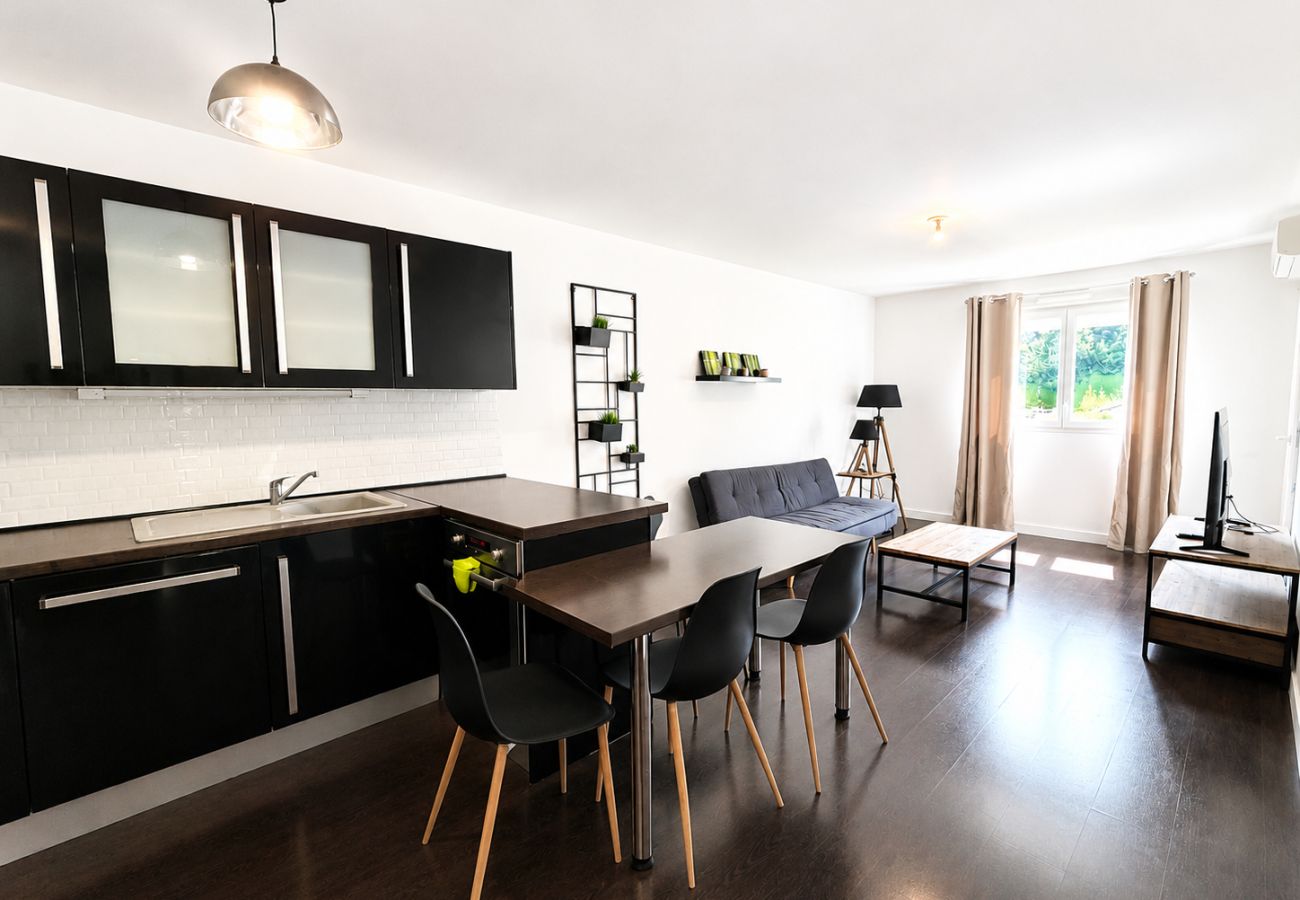 Appartement à Etrembières - M076 T2 Chaleureux avec balcon verdoyant