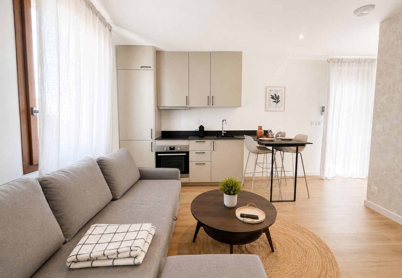 Appartement à Gaillard - M112 Accueillant T4 avec balcon
